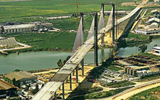 Vista aérea del puente sobre el rio Guadalquivir