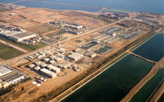 Vista aérea de la estación depuradora en donde se puede apreciar pequelos embalses de agua en tratamiento