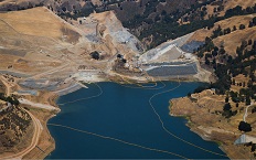 Vista aérea de la presa motrando el entorno ambiental en el que se establece