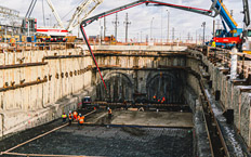 Vista aérea del inicio de las obras para la construcción del metro, se puede apreciar como una máquina está empezando a hacer el agujero por el transcurrirá el metro