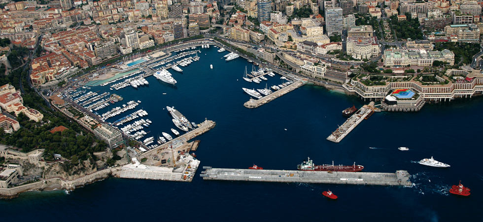 Vista aérea del dique flotante en el Puerto de la Condamine