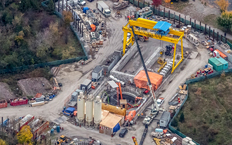 Vista aérea del inicio de las obras para la construcción del metro, se puede apreciar como una máquina está empezando a hacer el agujero por el transcurrirá el metro