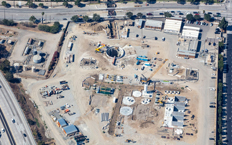 Vista aérea del inicio de las obras para la construcción del metro, se puede apreciar como una máquina está empezando a hacer el agujero por el transcurrirá el metro
