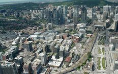 Vista aérea del inicio de las obras para la construcción del metro, se puede apreciar como una máquina está empezando a hacer el agujero por el transcurrirá el metro