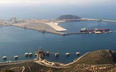 Vista aérea en donde se parecia el puerto al fondo y las obras de construcción de la nueva dársena