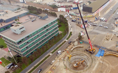 Vista aérea del inicio de las obras para la construcción del metro, se puede apreciar como una máquina está empezando a hacer el agujero por el transcurrirá el metro