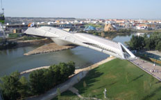 Vista aérea del puente en donde se puede apreciar su cubierta tan característica formada por celosías y vigas cajón metálicas