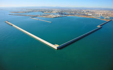 Vista aérea del dique construido para proteger el puerto de Valencia