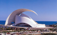 Vista aérea de la opera y auditorio de Tenerife, con el mar al fondo.