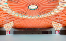 Vista interior, mostrando el techo anaranjado, del nuevo centro lúdico Les Arenes