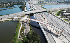 Vista aérea de la autopista I-595 en Miami, USA