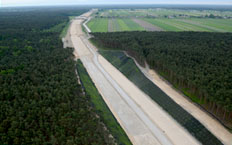 Vista aérea de la autopista S8 de Logz, Polonia